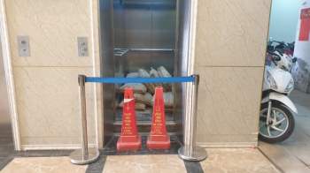 Hà Nội: Góc khuất vụ thang máy chung cư rơi từ tầng 5 - Ảnh 1.