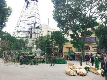 Những cây thông Noel khổng lồ chuẩn bị đổ bộ đường phố Hà Nội dịp Giáng sinh - Ảnh 3.