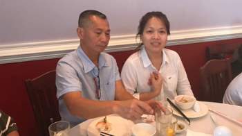 Người Mỹ tổ chức tưởng niệm bà chủ tiệm nail gốc Việt thiệt mạng sau vụ tấn công bằng súng, cầu nguyện cho người chồng đang nguy kịch - Ảnh 1.