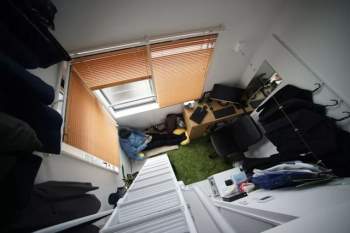 Thanh niên Nhật xoay xở để sống trong căn phòng chưa đầy 10m2, toilet và căn bếp tí hon gây bất ngờ - Ảnh 1.