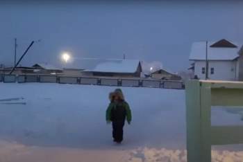 Trẻ em ở nơi lạnh nhất thế giới đi học trong băng giá -50 độ C - Ảnh 3.