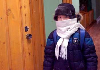 Trẻ em ở nơi lạnh nhất thế giới đi học trong băng giá -50 độ C - Ảnh 6.