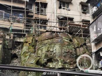 Tượng Phật không đầu khổng lồ dưới chung cư ở Trung Quốc - Ảnh 3.