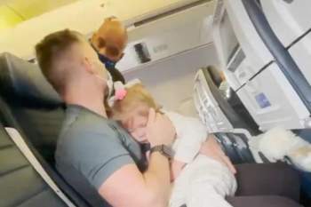 Bị đuổi khỏi máy bay vì con gái 2 tuổi không chịu đeo khẩu trang - Ảnh 2.
