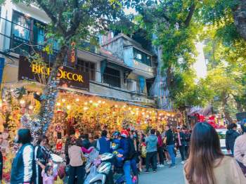 Không khí Giáng sinh ngập tràn phố phường Hà Nội - Ảnh 2.
