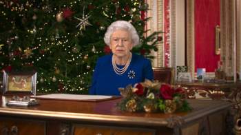 Dân mạng tranh cãi cảnh Nữ hoàng Anh bị làm giả trên sóng truyền hình - Ảnh 2.