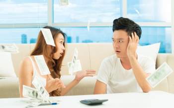 9 sai lầm tài chính những cặp đôi mới cưới thường mắc phải - Ảnh 1.
