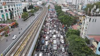 Hà Nội: Ùn tắc từ sáng sớm, nhiều em nhỏ mặc áo ấm vẫn còn ngái ngủ khi đến trường - Ảnh 2.