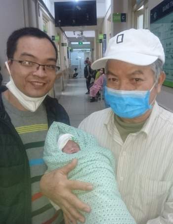 Chuyện khó tin, song thai ở Hà Nội, 1 thai sảy, 1 thai chào đời sau 2 tháng - Ảnh 2.