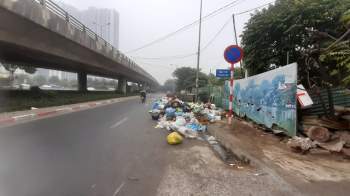 Hàng trăm lao công Hà Nội gồng mình, mất Tết dương lịch để dọn hơn 300 tấn rác thải tồn đọng - Ảnh 2.
