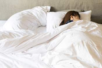 Ngủ tốt bao nhiêu, sống thọ bấy nhiêu: Ngủ bao lâu là đủ, từ 3 đến 65 tuổi trở lên cần biết - Ảnh 1.