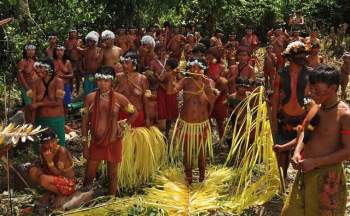 Tập tục kỳ lạ của bộ tộc sống biệt lập trong rừng sâu Amazon - Ảnh 2.