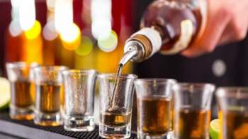 Nghiên cứu tiết lộ: Uống rượu gây thiếu vitamin B1, dẫn đến căn bệnh nguy hiểm khi có tuổi - Ảnh 2.