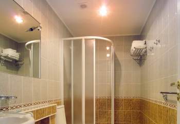 Dùng đèn sưởi nhà tắm vào ngày rét đậm: Chuyên gia khuyến cáo cần ghi nhớ 4 lưu ý sống còn - Ảnh 1.