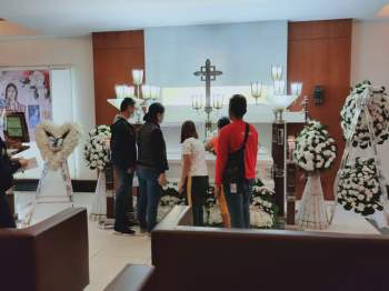 Gia đình, bạn bè khóc nghẹn trong lễ tang người đẹp Philippines - Ảnh 2.