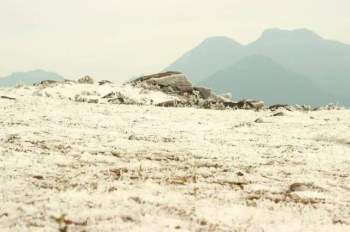 Huyện biên giới Bình Liêu đẹp mê đắm trong băng tuyết - Ảnh 2.