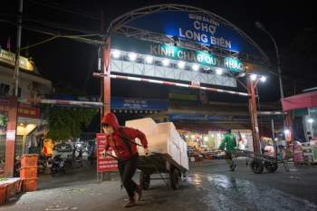 Người lao động ở Hà Nội trong đêm rét 10 độ C - Ảnh 1.