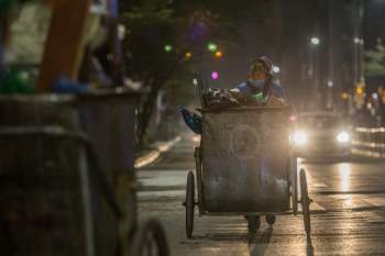 Người lao động ở Hà Nội trong đêm rét 10 độ C - Ảnh 2.
