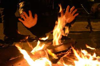 Đốt lửa sưởi ấm, một người Tu vong vì bỏng nặng - Ảnh 1.
