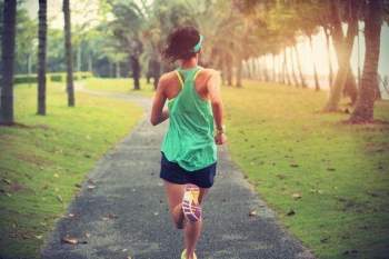  Chạy bộ đem lại đủ lợi ích sức khỏe nhưng cũng có tác dụng phụ: Người mới bắt đầu nhất định phải chú ý - Ảnh 1.