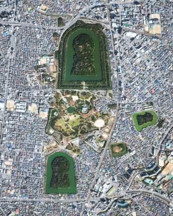 Bí ẩn khu lăng mộ lớn nhất thế giới tại Nhật Bản: Hình thù kỳ lạ, bất khả xâm phạm và là nơi yên nghỉ của Thiên hoàng thần thoại - Ảnh 2.