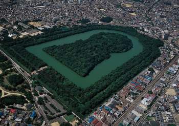 Bí ẩn khu lăng mộ lớn nhất thế giới tại Nhật Bản: Hình thù kỳ lạ, bất khả xâm phạm và là nơi yên nghỉ của Thiên hoàng thần thoại - Ảnh 3.