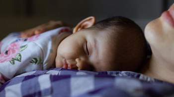 Truy tìm thủ phạm khiến bé khó ngủ và các biện pháp giúp bé ngủ ngon, bớt giật mình, quấy khóc - Ảnh 1.