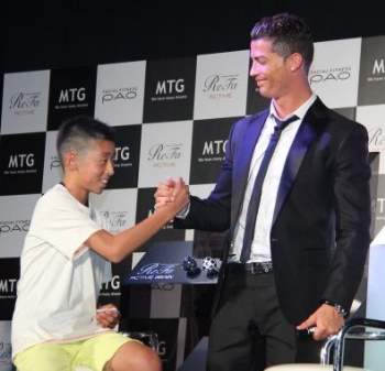  Từng bị đám đông cười nhạo, cậu bé Nhật Bản đổi đời sau lời nói chân thành của Ronaldo - Ảnh 1.