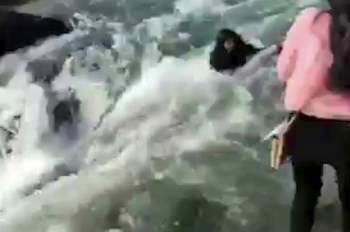 Đang selfie, cô gái trẻ Ch?t thảm thương giữa dòng nước chảy xiết chỉ bởi 1 cú đẩy, đoạn clip hiện trường gây ám ảnh - Ảnh 2.