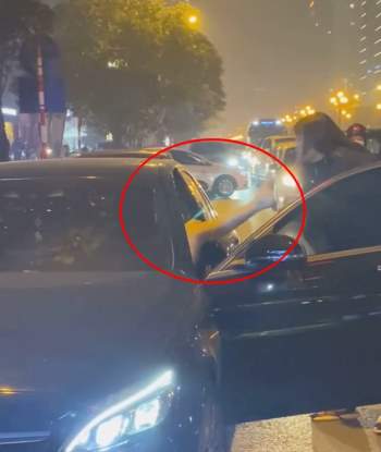 Người phụ nữ chặn xe Mercedes giữa đường phố Hà Nội nghi do bị bạn tốt cướp chồng, cú đá của cô gái trẻ từ ô tô gây chú ý - Ảnh 2.