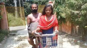 Cô gái Ấn Độ đạp xe 1.200 km chở bố về quê, giờ ra sao? - Ảnh 2.