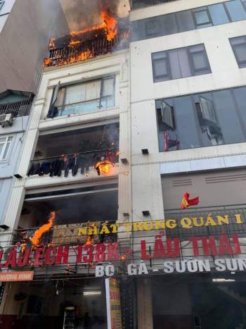 Cháy lớn tại một quán lẩu 5 tầng ở Thượng Đình, Hà Nội - Ảnh 2.