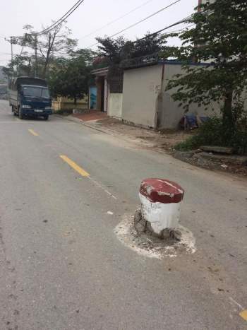 Xôn xao hình ảnh trụ bê tông mọc giữa đường ở Hà Nội - Ảnh 1.