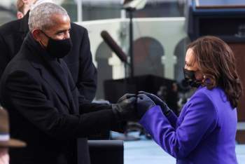 Khoảnh khắc biểu tượng khi ông Obama cụng tay với bà Harris - Ảnh 1.
