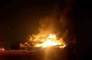 Cháy lớn trong đêm, công ty sản xuất pallet gỗ chìm trong biển lửa - Ảnh 1.