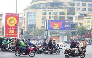 Thủ đô Hà Nội rực rỡ cờ hoa chào mừng Đại hội XIII của Đảng - Ảnh 1.