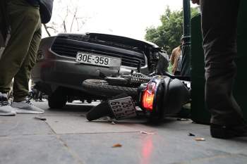 Ô tô gây T*i n*n trên phố Tràng Tiền (Hà Nội) khiến lái xe Grab bị thương nặng - Ảnh 1.