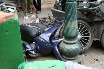 Ô tô gây T*i n*n trên phố Tràng Tiền (Hà Nội) khiến lái xe Grab bị thương nặng - Ảnh 2.