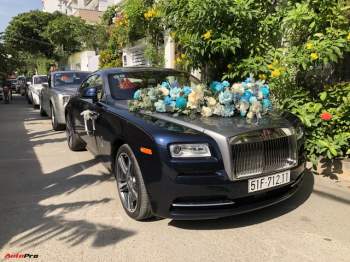 Dàn xe hơn 100 tỷ phục vụ đám cưới thiếu gia Phan Thành: Đủ loại Rolls-Royce, Maybach, Lexus đậu kín ngõ nhà cô dâu - Ảnh 1.