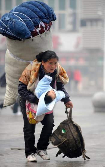 Bà mẹ Trung Quốc nổi tiếng nhờ bức ảnh ở ga tàu 11 năm trước - Ảnh 2.