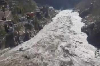 Vỡ sông băng khổng lồ ở Himalaya, 150 người có thể đã T* n*n - Ảnh 2.