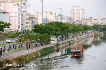 Thuyền hoa của người miền Tây chở Tết cho người Sài Gòn đã cập Bến Bình Đông, lượng khách đổ về ngày một đông dịp giáp Tết - Ảnh 2.