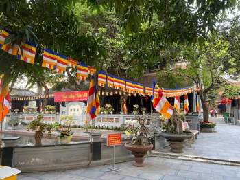 Lo ngại COVID-19, chùa Hà nổi tiếng linh thiêng đóng cửa không đón khách đầu năm - Ảnh 2.