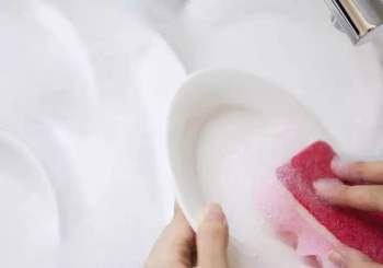5 điều sai lầm mà nhiều người mắc phải khi rửa bát khiến vi khuẩn tăng lên gấp 70.000 lần, không rửa sạch thì bạn sẽ ăn hết chúng vào bụng - Ảnh 1.