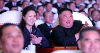 Vợ ông Kim Jong Un tái xuất sau một năm - Ảnh 2.