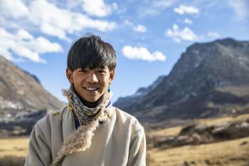 Chàng trai chăn bò người Tây Tạng lên tiếng về tin làm trai bao - Ảnh 2.