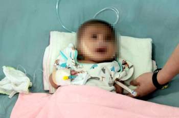 Cái kết ấm lòng của bé trai 3 tháng bệnh nặng bị mẹ bỏ lại bệnh viện - Ảnh 2.