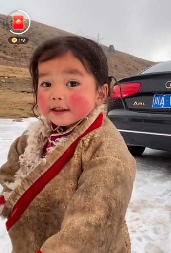 Tiểu thiên sứ Tây Tạng gây sốt trên MXH với nụ cười tỏa nắng, đáng chú ý hơn cả là phản ứng của nhân vật chính với sự nổi tiếng này - Ảnh 2.
