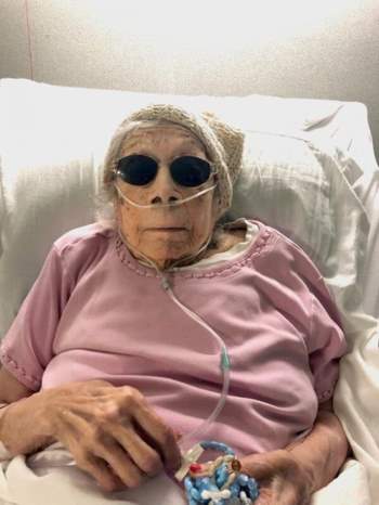 Cụ bà 105 tuổi ở Mỹ chiến thắng Covid-19 nhờ “cầu nguyện” và... nho khô - Ảnh 2.