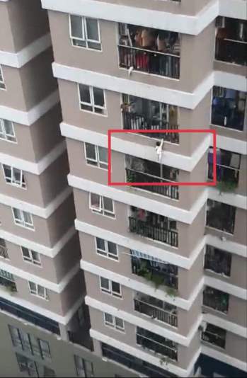 Siêu nhân đời thực kể lại giây phút băng qua tường rào, đỡ bé gái rơi từ tầng 12 chung cư ở Hà Nội: Tôi chỉ kịp đỡ để bé không rơi thẳng xuống đất - Ảnh 2.